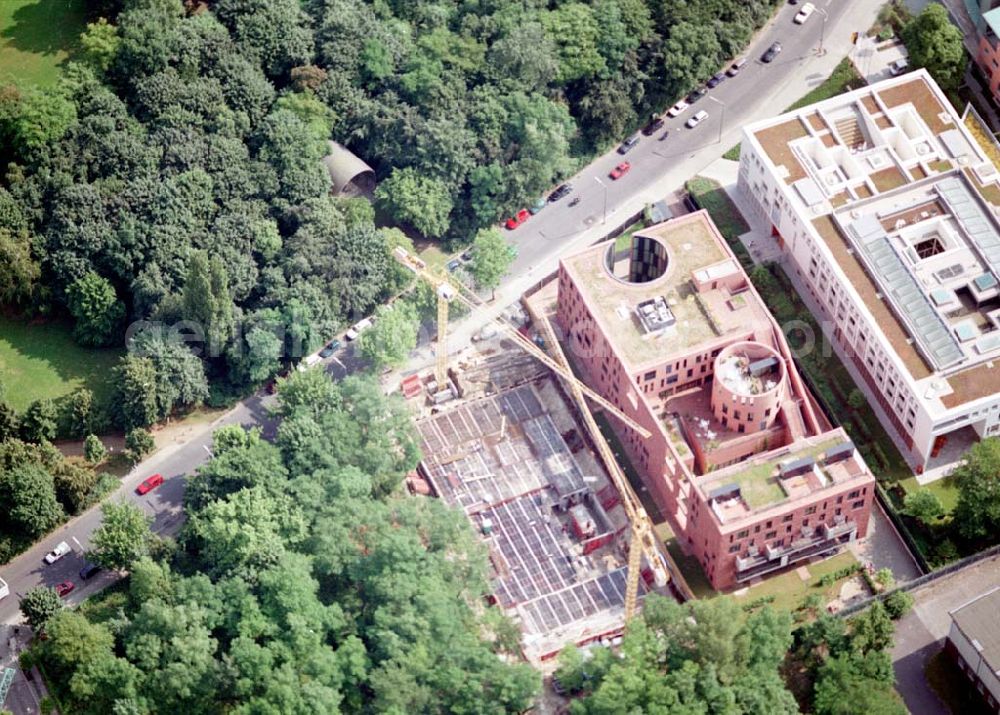 Aerial photograph Berlin - Tiergarten - Bau der Botschaft der Republik Südafrika an der Tiergartenstraße 17A, 18 in Berlin Tiergarten. Ein Projekt der Firma FÜSSLER GmbH & Co (Weinbrennerstraße 18 in 76135 Karlsruhe, Tel.: 0721-85004133), daneben die Indische Botschaft