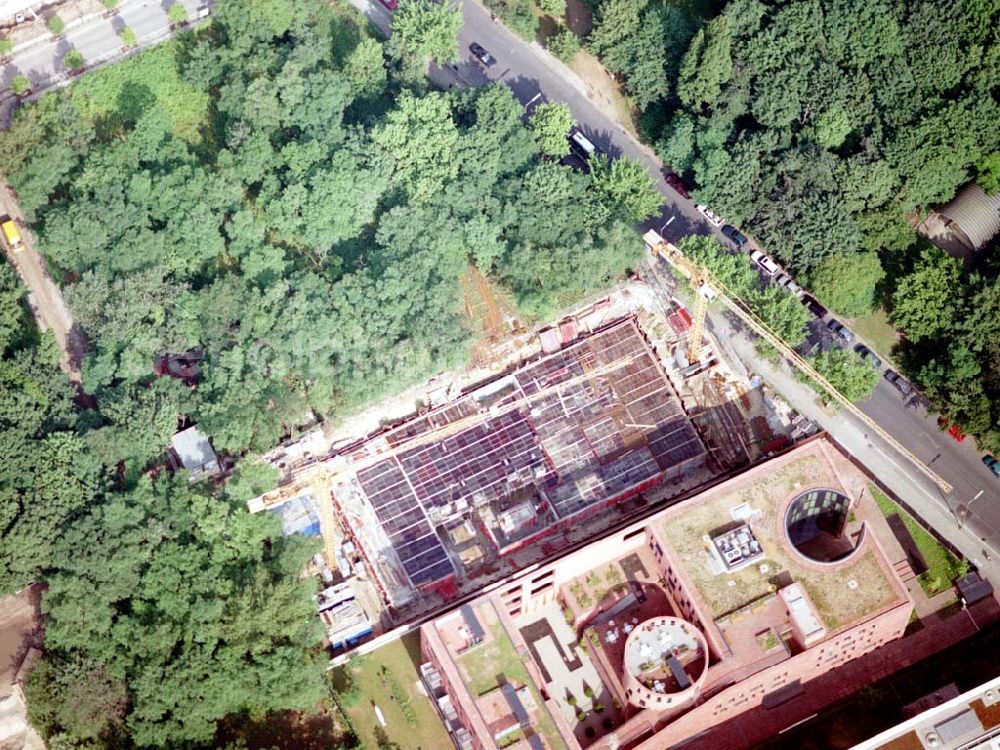 Berlin - Tiergarten from above - Bau der Botschaft der Republik Südafrika an der Tiergartenstraße 17A, 18 in Berlin Tiergarten. Ein Projekt der Firma FÜSSLER GmbH & Co (Weinbrennerstraße 18 in 76135 Karlsruhe, Tel.: 0721-85004133), daneben die Indische Botschaft