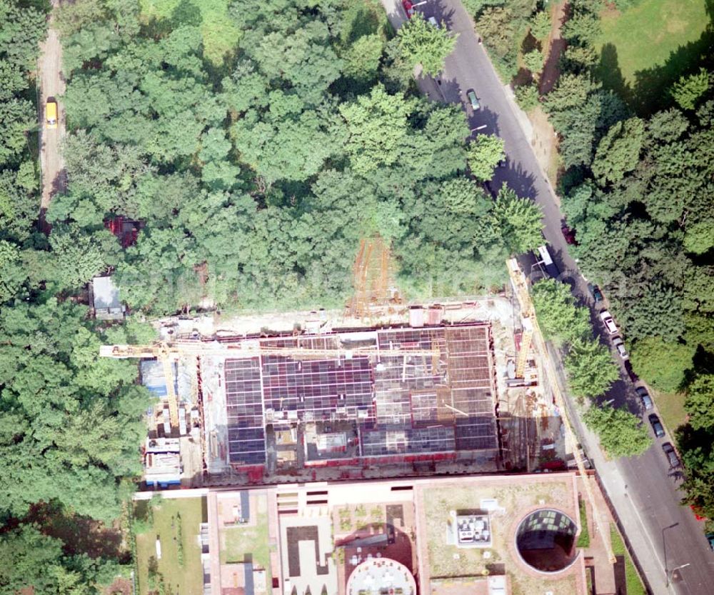 Berlin - Tiergarten from the bird's eye view: Bau der Botschaft der Republik Südafrika an der Tiergartenstraße 17A, 18 in Berlin Tiergarten. Ein Projekt der Firma FÜSSLER GmbH & Co (Weinbrennerstraße 18 in 76135 Karlsruhe, Tel.: 0721-85004133), daneben die Indische Botschaft