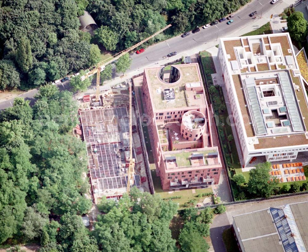 Aerial image Berlin - Tiergarten - Bau der Botschaft der Republik Südafrika an der Tiergartenstraße 17A, 18 in Berlin Tiergarten. Ein Projekt der Firma FÜSSLER GmbH & Co (Weinbrennerstraße 18 in 76135 Karlsruhe, Tel.: 0721-85004133), daneben die Indische Botschaft