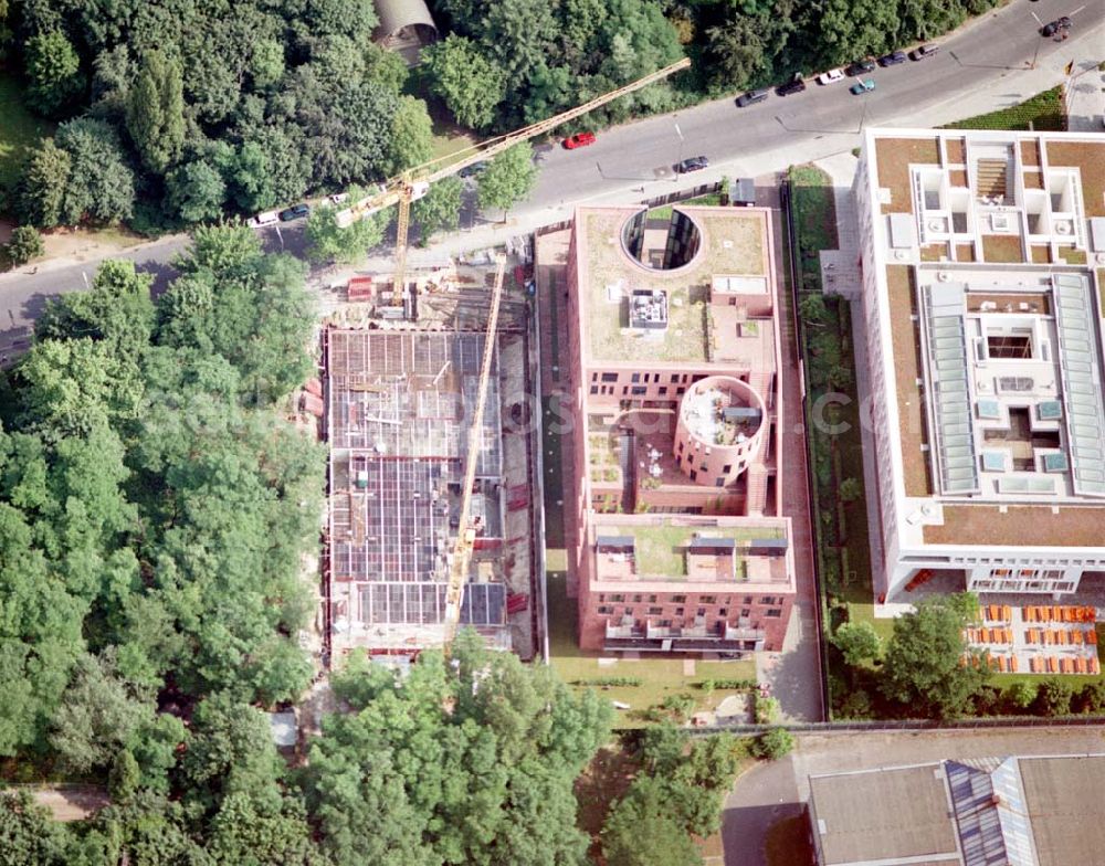 Aerial photograph Berlin - Tiergarten - Bau der Botschaft der Republik Südafrika an der Tiergartenstraße 17A, 18 in Berlin Tiergarten. Ein Projekt der Firma FÜSSLER GmbH & Co (Weinbrennerstraße 18 in 76135 Karlsruhe, Tel.: 0721-85004133), daneben die Indische Botschaft