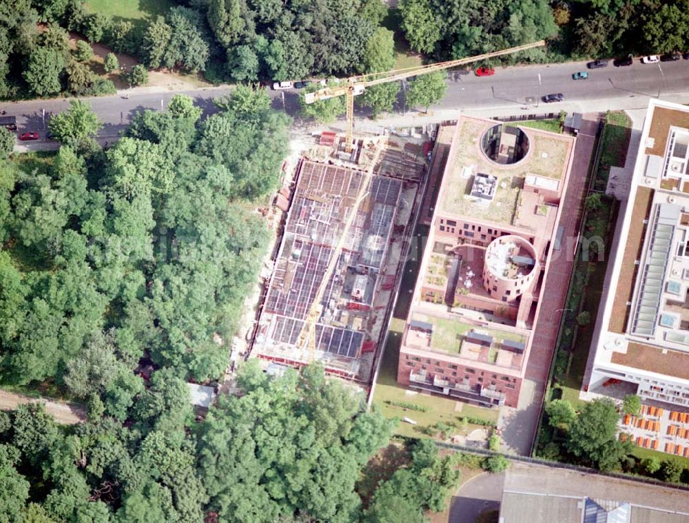 Berlin - Tiergarten from above - Bau der Botschaft der Republik Südafrika an der Tiergartenstraße 17A, 18 in Berlin Tiergarten. Ein Projekt der Firma FÜSSLER GmbH & Co (Weinbrennerstraße 18 in 76135 Karlsruhe, Tel.: 0721-85004133), daneben die Indische Botschaft