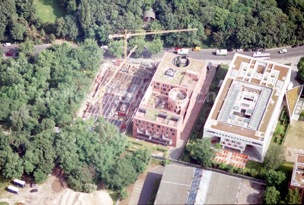 Berlin - Tiergarten from the bird's eye view: Bau der Botschaft der Republik Südafrika an der Tiergartenstraße 17A, 18 in Berlin Tiergarten. Ein Projekt der Firma FÜSSLER GmbH & Co (Weinbrennerstraße 18 in 76135 Karlsruhe, Tel.: 0721-85004133), daneben die Indische Botschaft