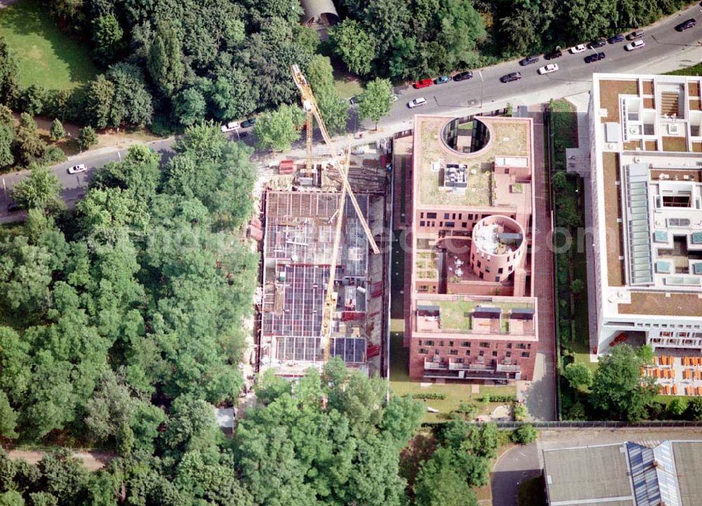 Aerial image Berlin - Tiergarten - Bau der Botschaft der Republik Südafrika an der Tiergartenstraße 17A, 18 in Berlin Tiergarten. Ein Projekt der Firma FÜSSLER GmbH & Co (Weinbrennerstraße 18 in 76135 Karlsruhe, Tel.: 0721-85004133), daneben die Indische Botschaft