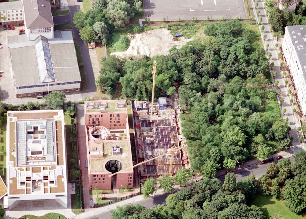 Berlin - Tiergarten from above - Bau der Botschaft der Republik Südafrika an der Tiergartenstraße 17A, 18 in Berlin Tiergarten. Ein Projekt der Firma FÜSSLER GmbH & Co (Weinbrennerstraße 18 in 76135 Karlsruhe, Tel.: 0721-85004133), daneben die Indische Botschaft