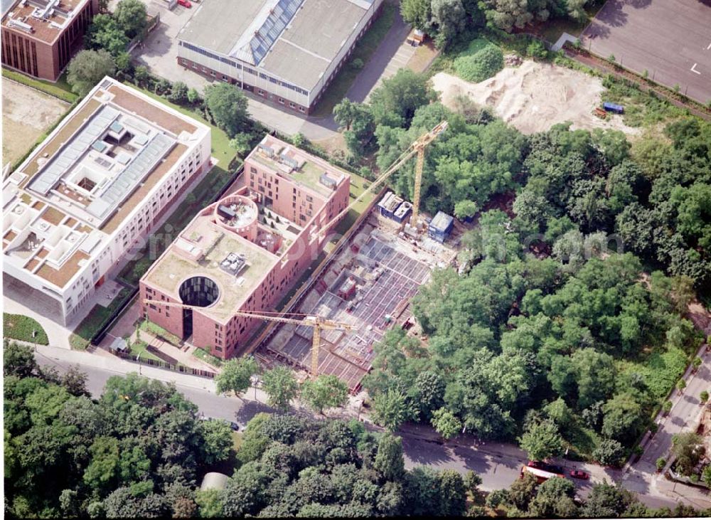 Berlin - Tiergarten from the bird's eye view: Bau der Botschaft der Republik Südafrika an der Tiergartenstraße 17A, 18 in Berlin Tiergarten. Ein Projekt der Firma FÜSSLER GmbH & Co (Weinbrennerstraße 18 in 76135 Karlsruhe, Tel.: 0721-85004133), daneben die Indische Botschaft