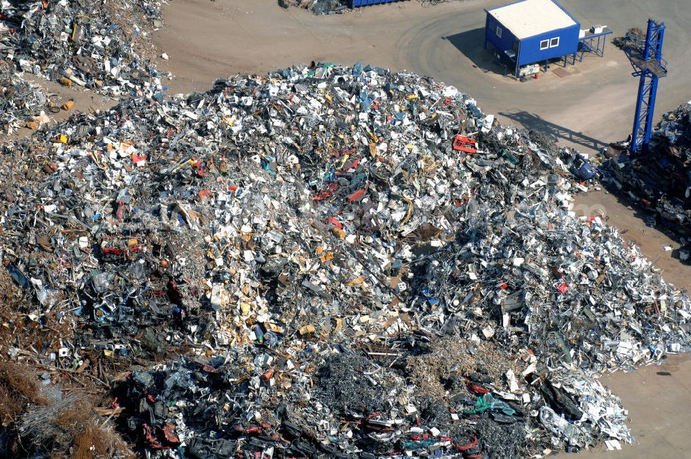 Aerial photograph BRANDENBURG - Dank Abwrackprämie fast überfüllte Lagerbereiche der Schrottpresse am Quenz See in Brandenburg - Neuendorf.