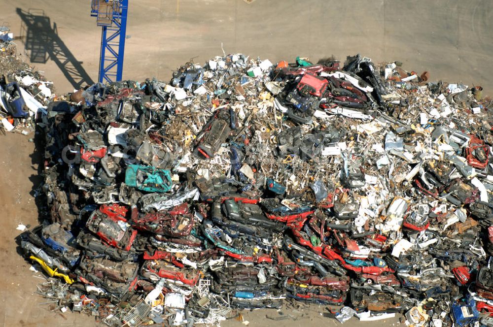 Aerial image BRANDENBURG - Dank Abwrackprämie fast überfüllte Lagerbereiche der Schrottpresse am Quenz See in Brandenburg - Neuendorf.