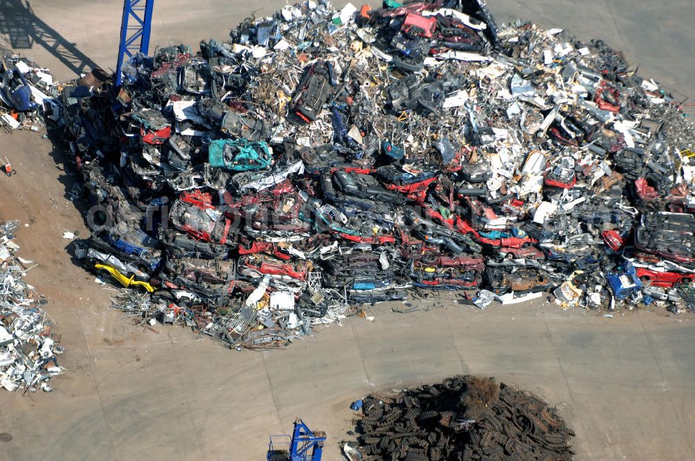 Aerial photograph BRANDENBURG - Dank Abwrackprämie fast überfüllte Lagerbereiche der Schrottpresse am Quenz See in Brandenburg - Neuendorf.