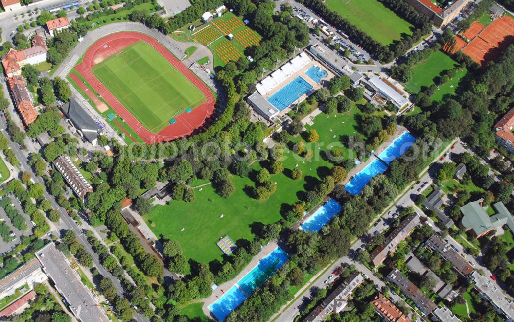 Aerial image München - Blick auf das Dantestadion und das Dantebad in München. Das Städtische Stadion an der Dantestraße (kurz: Dantestadion, eröffnet als Bezirksstadion am Dantebad) ist derzeit mit 12000 Plätzen das viertgrößte Sportstadion Münchens. Es liegt im Stadtteil Gern und ist die Heimat der Munich Cowboys, einer in der GFL spielenden American Football-Mannschaft. Besonderheit des Stadions ist die trapezförmige und daher einmalige Tribüne, in der sich auch eine Turnhalle und Waschräume befinden. Eröffnet wurde das Stadion am 2. Juni 1928 durch die Münchner Jugend. Während der NS-Zeit wurde das Dante-Stadion vor allem für Aufmärsche der Hitlerjugend genutzt. Als Trainingsstätte für die Olympischen Spiele 1972 wurde 1970 eine professionelle Leichtathletikanlage errichtet. Kontakt: Dante-Stadion, Dantestr. 14, 80637 München, Tel.: 089/15 55 40. Viel Platz und großzügige Liegeflächen, ein 50 m Becken für Langstreckenschwimmer, ein 50 m Nichtschwimmerbecken, ein nagelneues Platschparadies für Kleinkinder sowie zusätzlich ein 25 m Becken für FKK Freunde, eine Saunalandschaft mit Freilufthof und Kneipp-Becken und das Dante Winter-Warmfreibad bietet das modernisierte Sommerbad. Kontakt: Dantebad (Sommerbad), Postillonstr. 17, 80637 München (Gern), Tel.: 01801-796223