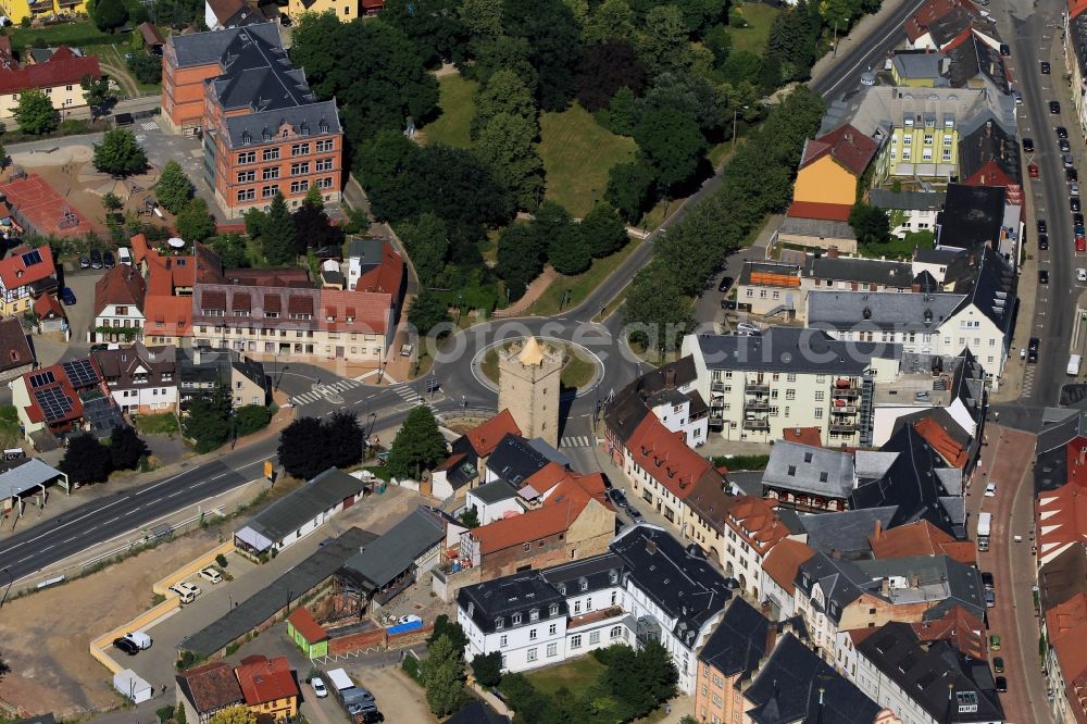 Saalfeld from the bird's eye view: View at the Darrtor and the traffic circle Puschkinstraße in the old town of Saalfeld in the state of Thuringia. The Darrtor is one of formerly five medieval town gates and is located on the Darrtorstraße