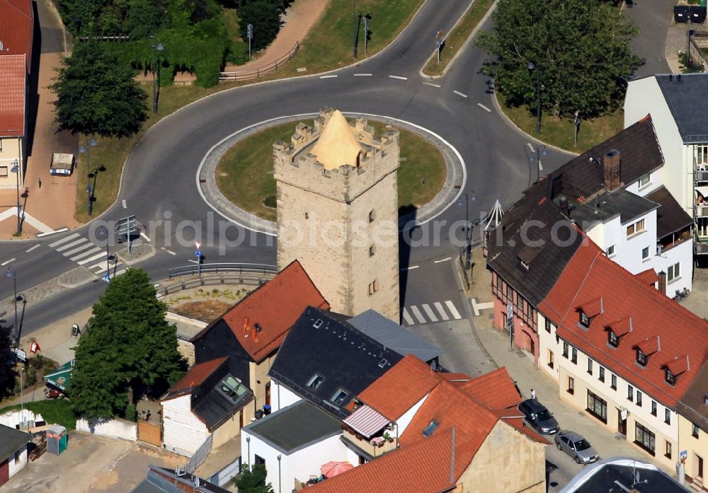 Aerial image Saalfeld - View at the Darrtor and the traffic circle Puschkinstraße in the old town of Saalfeld in the state of Thuringia. The Darrtor is one of formerly five medieval town gates and is located on the Darrtorstraße