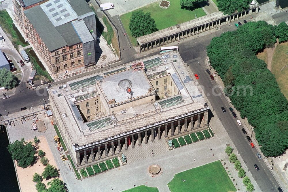 Berlin from the bird's eye view: The Old Museum on the Museum Island in Berlin-Mitte. With the other museums on Museum Island, the Altes Museum is a UNESCO World Heritage Site. The museum was built in classical style designed by Karl Friedrich Schinkel. At the time of recording the antiquities collection was presented in the museum exhibits