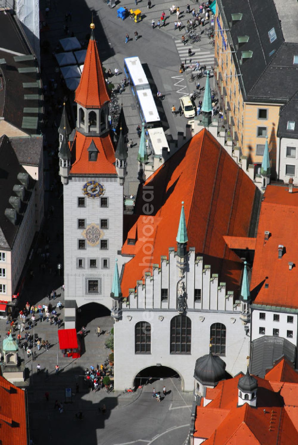 Aerial image München - Blick auf das Alte Rathaus am Marienplatz in München. Das Alte Rathaus, bis 1874 Sitz des Stadtrates, ist ein Repräsentationsgebäude der Stadtverwaltung in München am Marienplatz. Nachdem die Stadtverwaltung 1874 in den ersten Bauabschnitt des Neuen Rathauses umgezogen ist und das nun mehr Altes Rathaus genannte Gebäude vor allem zu repräsentativen Anlässen genutzt wurde, wurde im Erdgeschoss eine Durchfahrt zum Tal mit einer separaten Fußgängerpassage durchgebrochen. 1934/35 wurde die heutige Durchfahrt in gotisierenden Formen über das ganze Erdgeschoss hin ausgedehnt. Wie viele Bauten in München, wurde das Alte Rathaus im Zweiten Weltkrieg komplett zerstört und erst ab 1952 wiederaufgebaut. Noch einmal 18 Jahre später beschloss der Stadtrat auch den Turm wiederaufzubauen, der nun 56 m hoch über den Marienplatz hinausragt. Das Spielzeugmuseum, das sich im Turm des Alten Rathaus befindet, lässt Kinderträume wieder lebendig werden. Die Sammlung der Familie Ivan Steiger am Marienplatz ist eine der größten Kollektionen alter europäischer und amerikanischer Spielsachen: mit Puppen und Puppenstuben, Eisenbahnen, Flugzeugen, Plüschbären, Karussels, Zoo mit Tieren etc. Über die vier Stockwerke des Turms breiten sich liebenswerte Schätze aus der Vor-Game-boy-Ära aus. Die Ausstellung, die Jung und Alt beeindruckt, zeigt auch das neueste Sammlerobjekt: Barbie und die Ausstellung Teddybär 100 Jahre alt. Kontakt: Spielzeugmuseum, Marienplatz 15 (Im Alten Rathausturm), 80331 München, Tel.: 089/29 40 01