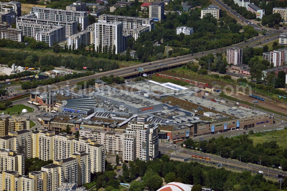 Aerial image Warschau - Arkadia Shopping Mall in downtown Warsaw in Poland. The mall is located on Rondo Radoslawa, a traffic junction of public transportation, in the North of the residential and office buildings of the city centre. The multi lane Aleja Jana Pawla II, the state road 637, runs adjacent to its westside. It is the largest shopping complex in Central Europe and consists of 230 shops and 25 restaurants. It was developed by BEG Ingenerie Polska and Cefic Polska and was opened in 2004. Since then it was awarded multiple times