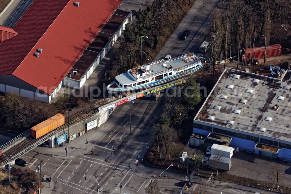 München from above - The sampled excursion steamers MS Utting on the laid-down railway bridge above the Lagerhausstrasse in Munich Sendling in the state of Bavaria is to be used as a cafe and cultural facility for the art project Bahnwaerter Thiel from summer 2017 onwards