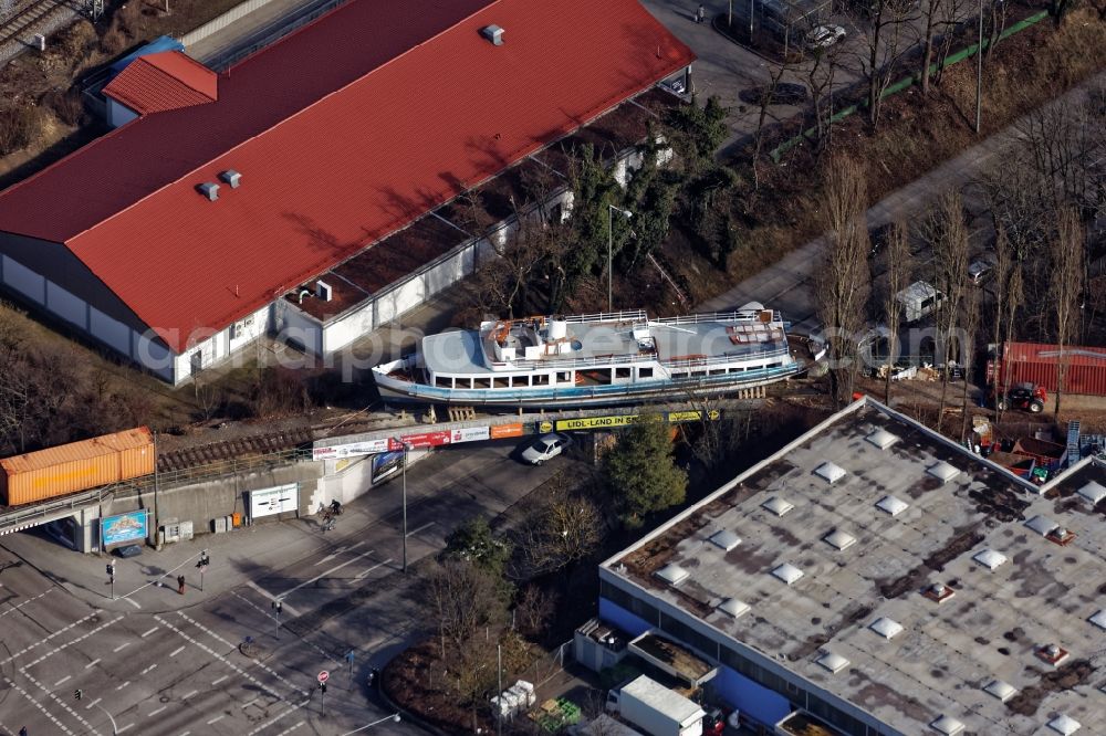 München from the bird's eye view: The sampled excursion steamers MS Utting on the laid-down railway bridge above the Lagerhausstrasse in Munich Sendling in the state of Bavaria is to be used as a cafe and cultural facility for the art project Bahnwaerter Thiel from summer 2017 onwards