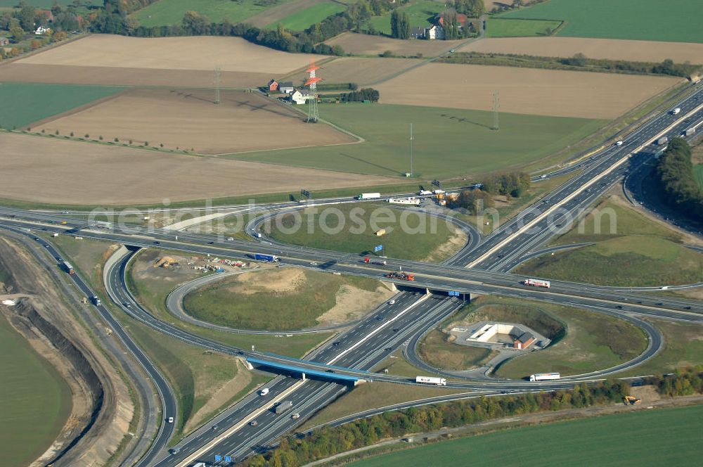 Kamen from above - Blick auf das Autobahnkreuz Kamen. 1937 wurde es eingeweiht und ist damit eines der ältesten deutschen Autobahnkreuze in Kleeblattform. Am Kamenerkreuz zwischen Dortmund und Hamm kreuzen sich die A1 und A2, täglich wird es von ca. 150.000 Fahrzeugen befahren. Seit 2009 ist das Kreuz nach vierjähriger Bauzeit sechsspurig befahrbar. Kontakt: Landesbetrieb Straßenbau Nordrhein-Westfalen, Wildenbruchplatz 1, 45888 Gelsenkirchen, Tel. (0209) 3808-0, kontakt@strassen.nrw.de