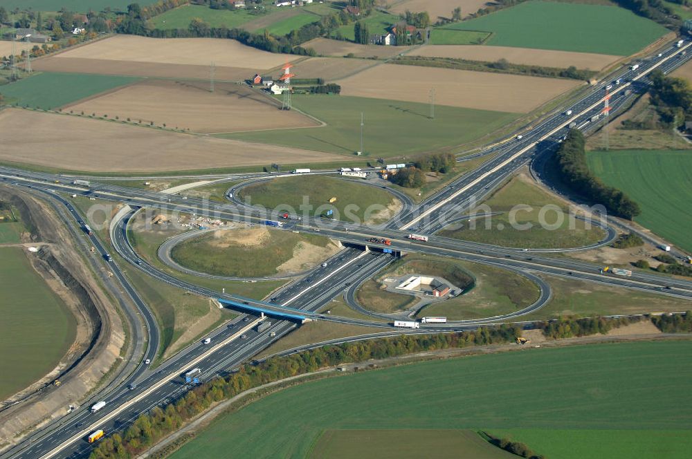 Kamen from the bird's eye view: Blick auf das Autobahnkreuz Kamen. 1937 wurde es eingeweiht und ist damit eines der ältesten deutschen Autobahnkreuze in Kleeblattform. Am Kamenerkreuz zwischen Dortmund und Hamm kreuzen sich die A1 und A2, täglich wird es von ca. 150.000 Fahrzeugen befahren. Seit 2009 ist das Kreuz nach vierjähriger Bauzeit sechsspurig befahrbar. Kontakt: Landesbetrieb Straßenbau Nordrhein-Westfalen, Wildenbruchplatz 1, 45888 Gelsenkirchen, Tel. (0209) 3808-0, kontakt@strassen.nrw.de