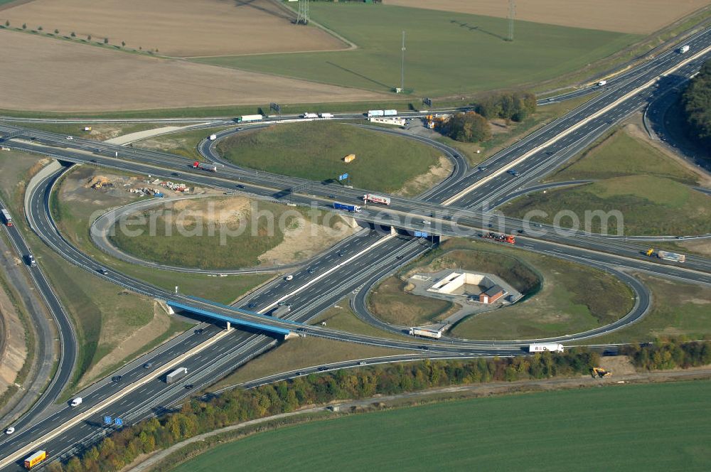 Aerial image Kamen - Blick auf das Autobahnkreuz Kamen. 1937 wurde es eingeweiht und ist damit eines der ältesten deutschen Autobahnkreuze in Kleeblattform. Am Kamenerkreuz zwischen Dortmund und Hamm kreuzen sich die A1 und A2, täglich wird es von ca. 150.000 Fahrzeugen befahren. Seit 2009 ist das Kreuz nach vierjähriger Bauzeit sechsspurig befahrbar. Kontakt: Landesbetrieb Straßenbau Nordrhein-Westfalen, Wildenbruchplatz 1, 45888 Gelsenkirchen, Tel. (0209) 3808-0, kontakt@strassen.nrw.de