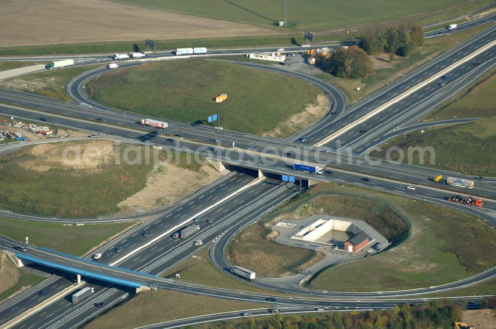 Aerial photograph Kamen - Blick auf das Autobahnkreuz Kamen. 1937 wurde es eingeweiht und ist damit eines der ältesten deutschen Autobahnkreuze in Kleeblattform. Am Kamenerkreuz zwischen Dortmund und Hamm kreuzen sich die A1 und A2, täglich wird es von ca. 150.000 Fahrzeugen befahren. Seit 2009 ist das Kreuz nach vierjähriger Bauzeit sechsspurig befahrbar. Kontakt: Landesbetrieb Straßenbau Nordrhein-Westfalen, Wildenbruchplatz 1, 45888 Gelsenkirchen, Tel. (0209) 3808-0, kontakt@strassen.nrw.de