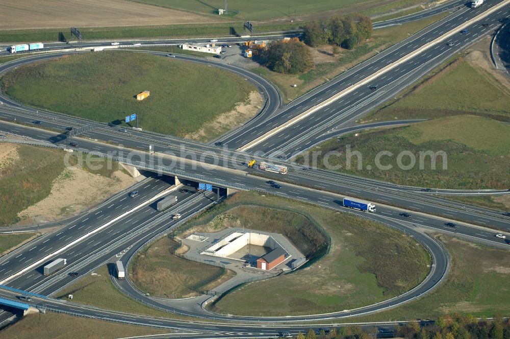 Kamen from above - Blick auf das Autobahnkreuz Kamen. 1937 wurde es eingeweiht und ist damit eines der ältesten deutschen Autobahnkreuze in Kleeblattform. Am Kamenerkreuz zwischen Dortmund und Hamm kreuzen sich die A1 und A2, täglich wird es von ca. 150.000 Fahrzeugen befahren. Seit 2009 ist das Kreuz nach vierjähriger Bauzeit sechsspurig befahrbar. Kontakt: Landesbetrieb Straßenbau Nordrhein-Westfalen, Wildenbruchplatz 1, 45888 Gelsenkirchen, Tel. (0209) 3808-0, kontakt@strassen.nrw.de