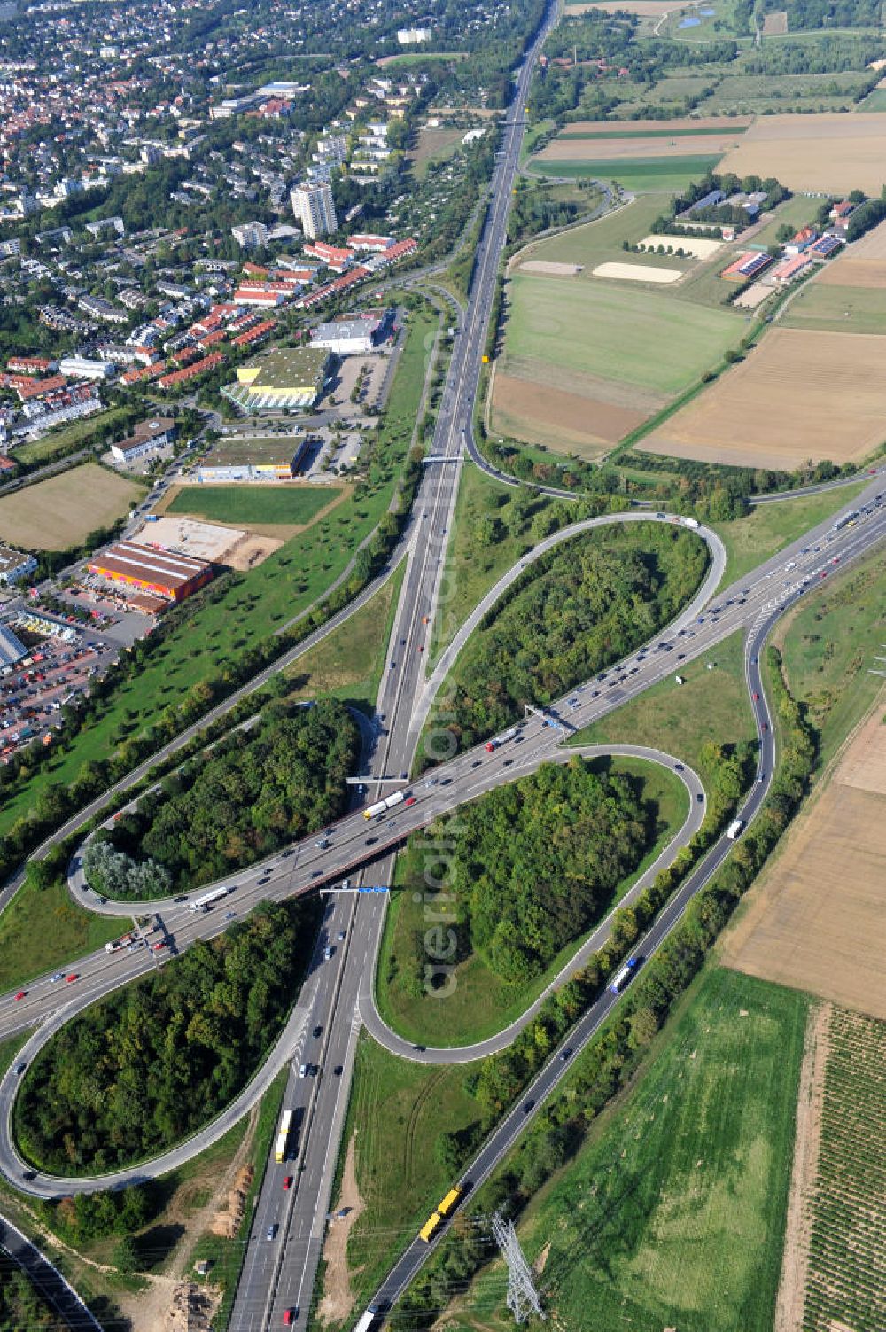 Mainz from the bird's eye view: Das Autobahnkreuz Mainz-Süd / Mainz Süd verbindet die Autobahn / A 60 mit der Autobahn / A 63 und mit der Bundestraße 40. Das Kreuz befindet sich südlich von Mainz. The motorway junction connects the motorway / highway A 60 with the A 63 and the A-Road 40. it is located in the south of Mainz.