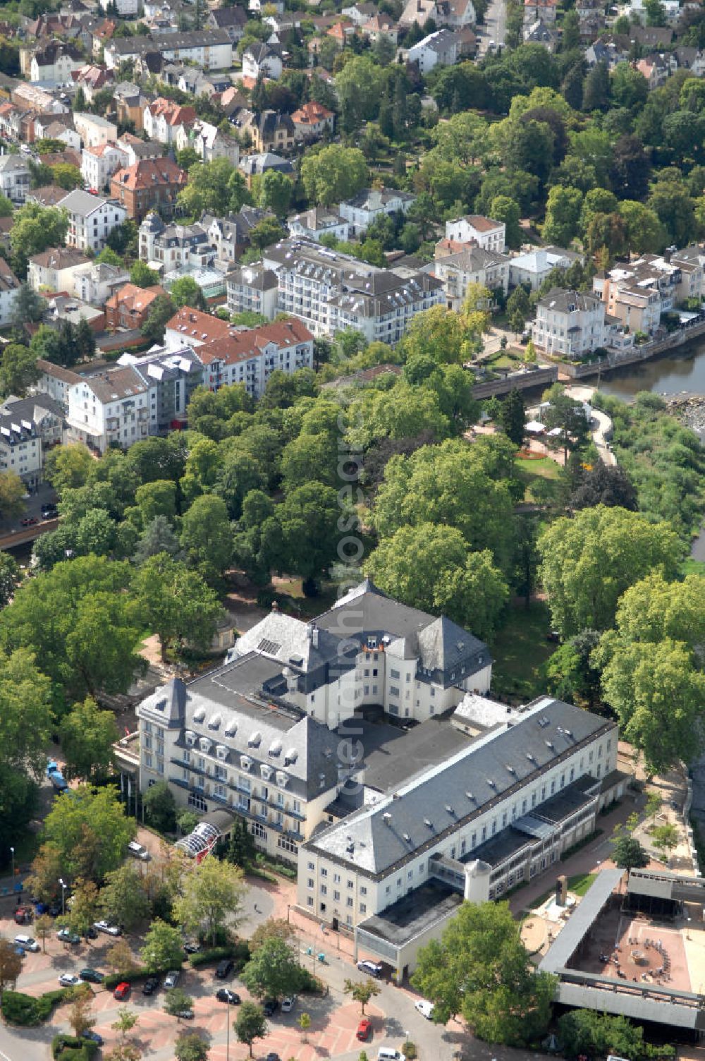 Bad Kreuznach from above - Blick auf das Bäderhaus. Das denkmalgeschützte Haus steht im Bad Kreuznacher Kurviertel. Es bietet finnische Saunen, römische und orientalische Badekultur, Wellness- und Beautybehandlungen und einen Freibereich auf der Dachterrasse. Kontakt: BÄDERHAUS Bad Kreuznach, Kurhausstr. 23, 55543 Bad Kreuznach, Tel. 0671 / 99 11 00