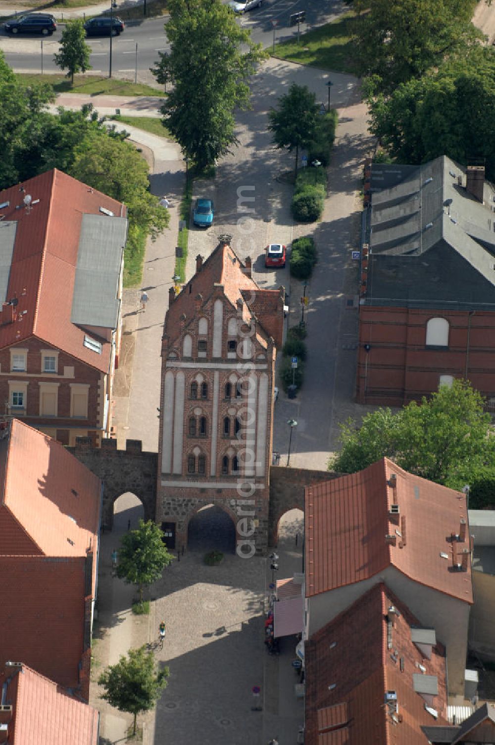 Aerial photograph Templin - Blick aus das Berliner Tor. Es ist Teil der ehemaligen Wehranlage Templins, die 1735 m lange Stadtmauer ist bis heute noch im Originalzustand erhalten. Es ist eins von drei mittelalterlichen Stadttoren und im 19. Jahrhundert wurde es als Kornspeicher umgebaut. Derzeit befindet sich in den Obergeschossen des Tores eine Ausstellung zum Umwelt- und Naturschutz der Region. Kontakt: Berliner Straße, 17268 Templin, Tel. 03987 / 3275