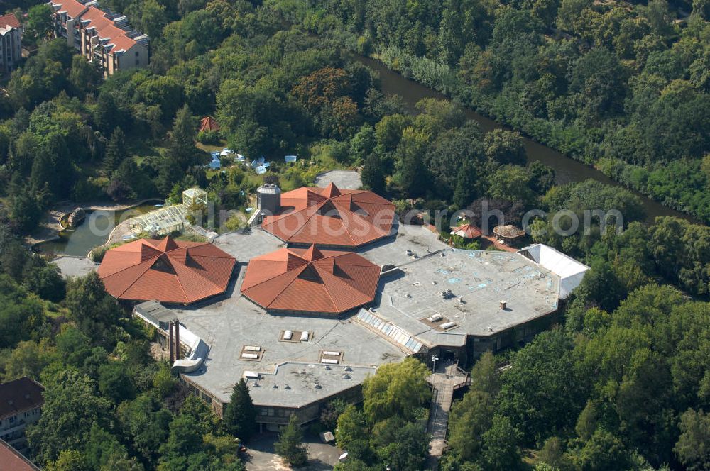 Berlin from above - Blick auf das geschlossene Spaßbad / Freizeitbad Blub im Stadtteil Tempelhof. Einzig die Saunawelt ist geöffnet. Kontakt: Saunawelt Al Andalus, Buschkrugallee 64, 12359 Berlin, Tel. +49(0)30 60 90 60, Fax +49(0)30 60 08 38 57, info@saunawelt-al-andalus.de