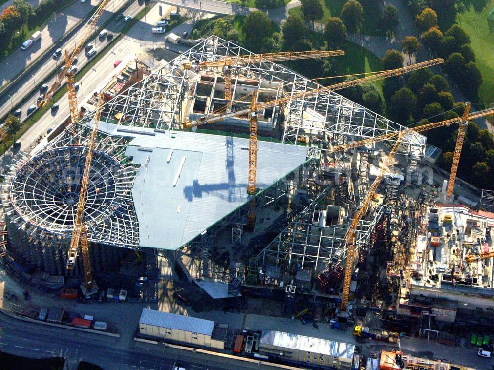 Aerial image München / Bayern - Blick auf die Erweiterungsbaustelle des Auslieferungs- und Eventcenter BMW Welt der BMW AG am Georg-Brauchle-Ring nahe dem Olympia Park in München