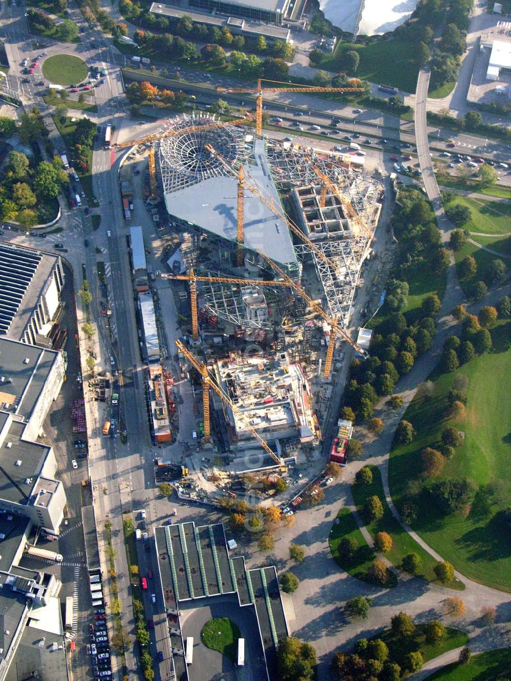 München / Bayern from above - Blick auf die Erweiterungsbaustelle des Auslieferungs- und Eventcenter BMW Welt der BMW AG am Georg-Brauchle-Ring nahe dem Olympia Park in München