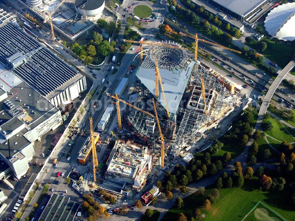 München / Bayern from the bird's eye view: Blick auf die Erweiterungsbaustelle des Auslieferungs- und Eventcenter BMW Welt der BMW AG am Georg-Brauchle-Ring nahe dem Olympia Park in München