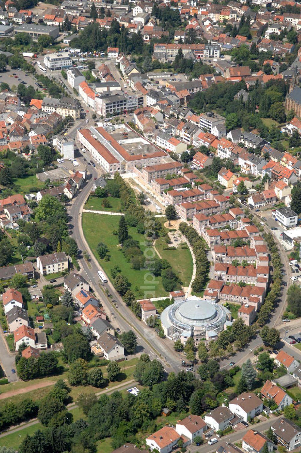 Aerial photograph Saarbrücken - Blick auf das Bürgehaus Dudweiler. Das Gebäude bietet einen großen runden Saal mit Bühne in dem bis zu 360 Leute Platz haben. Hinzu kommen ein Konferenzsaal und Gemeinschaftsräume, sowie ein Restaurant. Angrenzend befindet sich das Wohngebiet mit dem Martplatz. Kontakt: Bürgerhaus Dudweiler, Am Markt 115, 66125 Saarbrücken