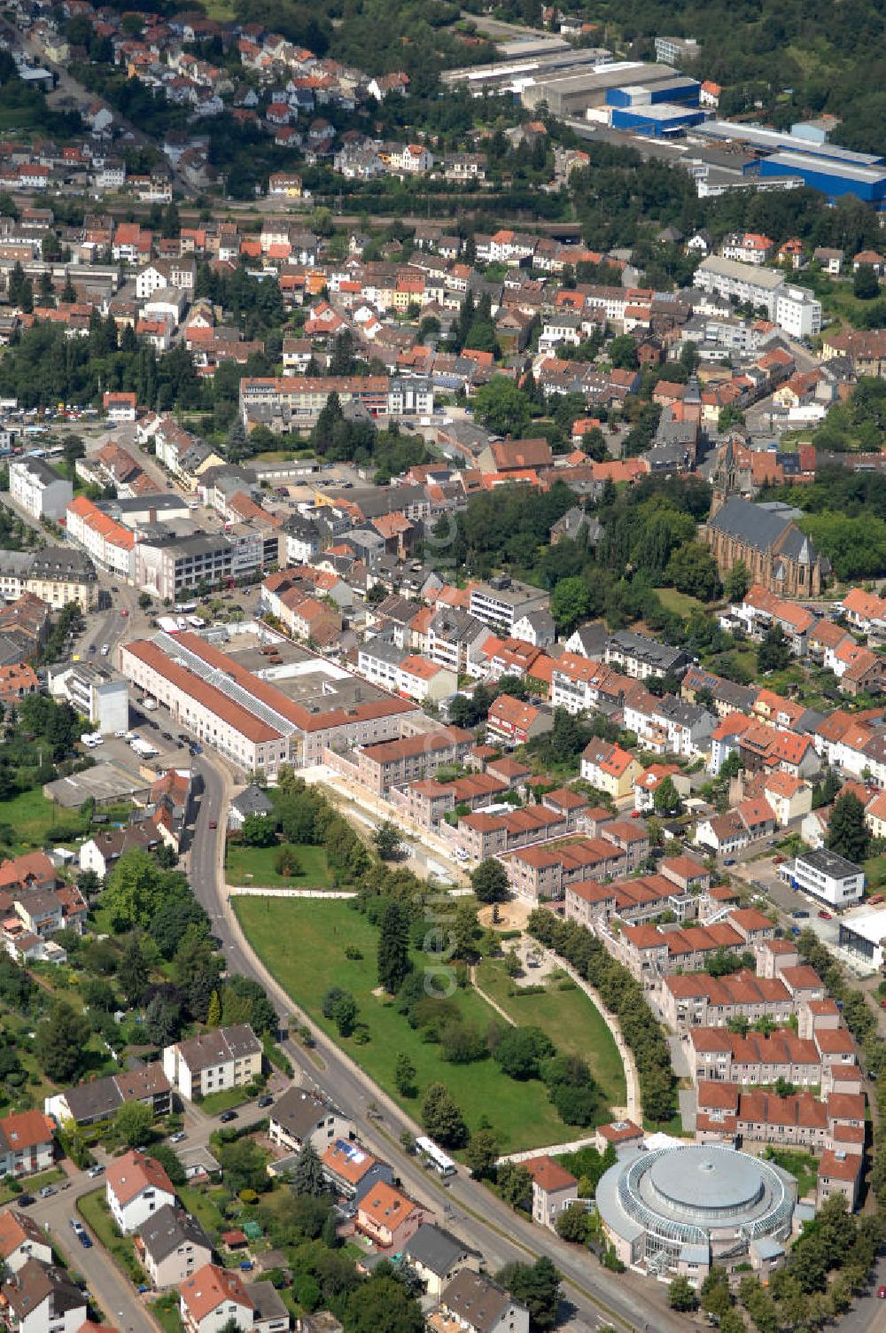 Saarbrücken from above - Blick auf das Bürgehaus Dudweiler. Das Gebäude bietet einen großen runden Saal mit Bühne in dem bis zu 360 Leute Platz haben. Hinzu kommen ein Konferenzsaal und Gemeinschaftsräume, sowie ein Restaurant. Angrenzend befindet sich das Wohngebiet mit dem Martplatz. Kontakt: Bürgerhaus Dudweiler, Am Markt 115, 66125 Saarbrücken