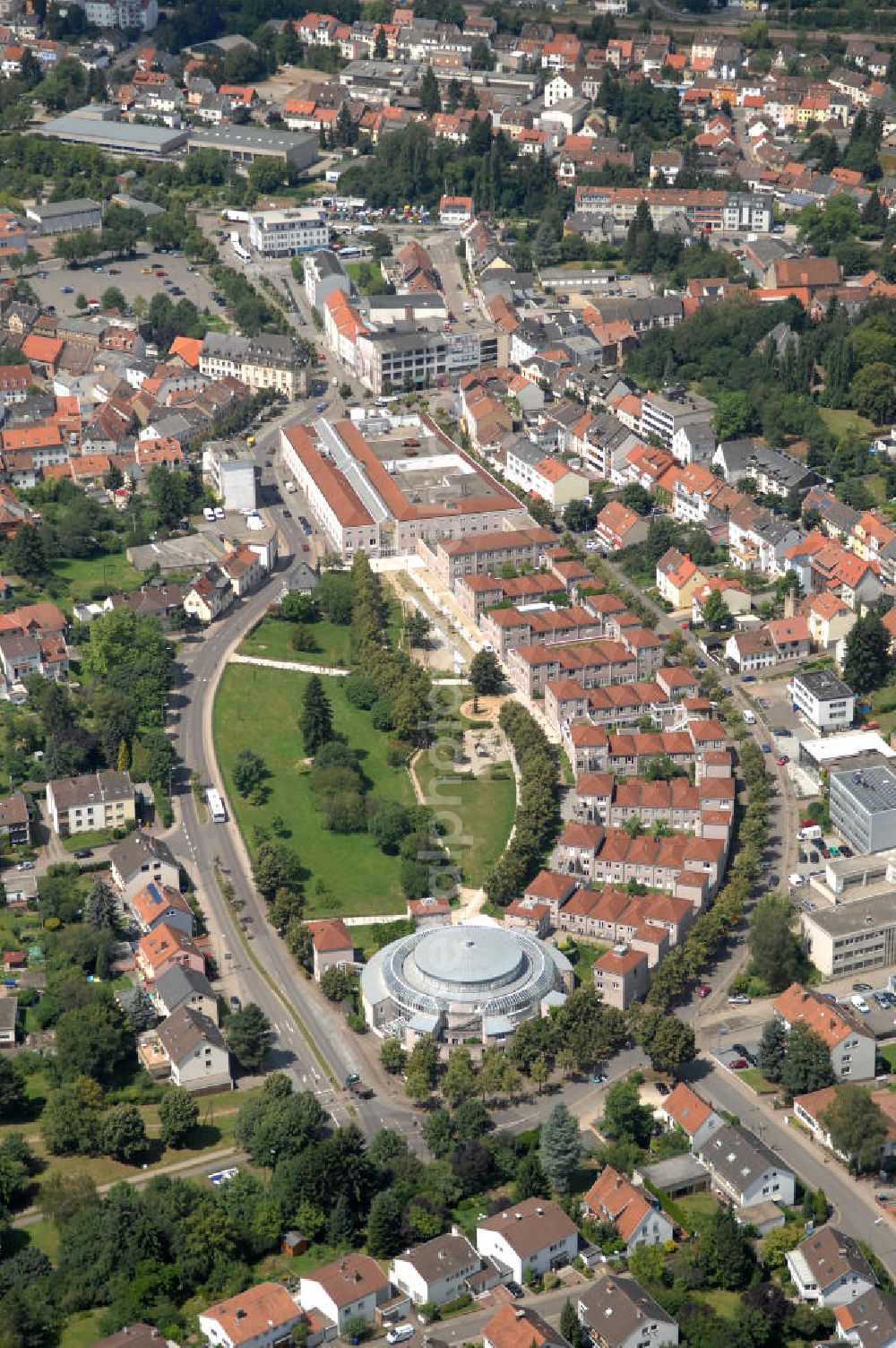 Saarbrücken from the bird's eye view: Blick auf das Bürgehaus Dudweiler. Das Gebäude bietet einen großen runden Saal mit Bühne in dem bis zu 360 Leute Platz haben. Hinzu kommen ein Konferenzsaal und Gemeinschaftsräume, sowie ein Restaurant. Angrenzend befindet sich das Wohngebiet mit dem Martplatz. Kontakt: Bürgerhaus Dudweiler, Am Markt 115, 66125 Saarbrücken