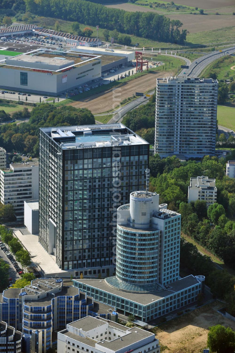 Aerial photograph Eschborn - View at the commercial area Süd inEschborn with the office building Taunus Tower and the branch of the German stocks exchange, which was opened in 2010. In the background is the motor way drive and a furniture store on the ground of the former Camp Phoenix of the US Army
