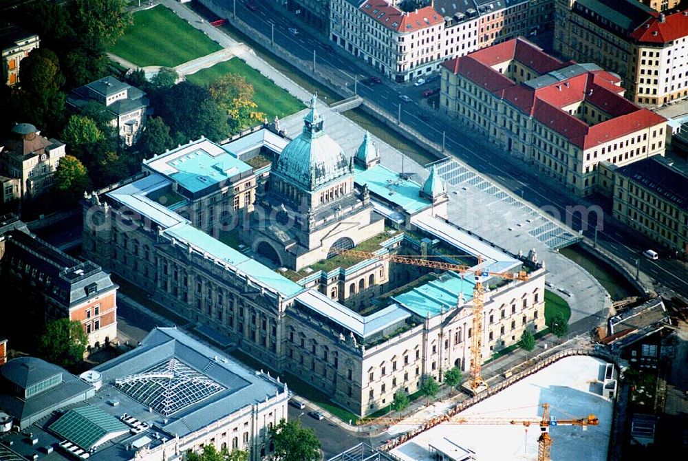 Leipzig / Sachsen from above - Das Bundesverwaltungsgericht, das 1953 in Berlin errichtet wurde und heute seinen Sitz im Gebäude des ehemaligen Reichsgerichts in Leipzig hat. Adresse Bundesverwaltungsgericht Simsonplatz 1, 04107 Leipzig, Zentrale: (0341) 2007 - 0, Fax: (0341) 2007 - 1000