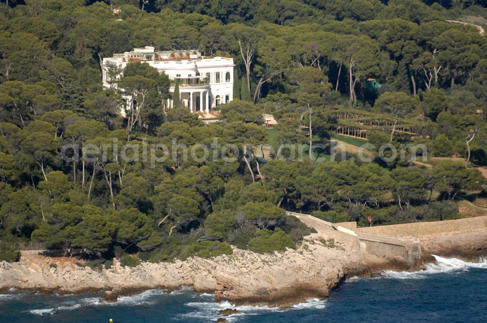 Antibes from the bird's eye view: Blick auf das Chateau de la Croë am Cap d' Antibes im Stadtteil Juan-les-Pins von Antibes. Das Chateau de la Croë befindet sich am Cap d' Antibes zwischen Nice und Cannes. Es steht in unmittelbarer Nachbarschaft von der Villa Eilenroc. 1867 wurde es von Charles Garniet erbaut.Juan-les-Pins ist ein Seebad an der Cote d' Azur. Der Ort gehört zur Stadt Antibes und liegt im Département Alpes-Maritimes in der Région Provence-Alpes-Cote d' Azur. Die Gemeinde hat zusammen mit Antibes etwa 74.000 Einwohner und nennt sich offiziell Antibes Juan-les-Pins. Nach Nizza sind es etwa 20 Kilometer und nach Cannes gut zwölf Kilometer.