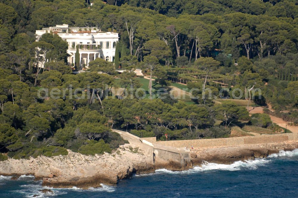 Aerial image Antibes - Blick auf das Chateau de la Croë am Cap d' Antibes im Stadtteil Juan-les-Pins von Antibes. Das Chateau de la Croë befindet sich am Cap d' Antibes zwischen Nice und Cannes. Es steht in unmittelbarer Nachbarschaft von der Villa Eilenroc. 1867 wurde es von Charles Garniet erbaut.Juan-les-Pins ist ein Seebad an der Cote d' Azur. Der Ort gehört zur Stadt Antibes und liegt im Département Alpes-Maritimes in der Région Provence-Alpes-Cote d' Azur. Die Gemeinde hat zusammen mit Antibes etwa 74.000 Einwohner und nennt sich offiziell Antibes Juan-les-Pins. Nach Nizza sind es etwa 20 Kilometer und nach Cannes gut zwölf Kilometer.