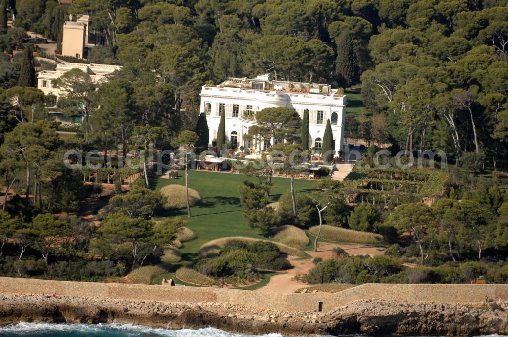 Aerial photograph Antibes - Blick auf das Chateau de la Croë am Cap d' Antibes im Stadtteil Juan-les-Pins von Antibes. Das Chateau de la Croë befindet sich am Cap d' Antibes zwischen Nice und Cannes. Es steht in unmittelbarer Nachbarschaft von der Villa Eilenroc. 1867 wurde es von Charles Garniet erbaut.Juan-les-Pins ist ein Seebad an der Cote d' Azur. Der Ort gehört zur Stadt Antibes und liegt im Département Alpes-Maritimes in der Région Provence-Alpes-Cote d' Azur. Die Gemeinde hat zusammen mit Antibes etwa 74.000 Einwohner und nennt sich offiziell Antibes Juan-les-Pins. Nach Nizza sind es etwa 20 Kilometer und nach Cannes gut zwölf Kilometer.