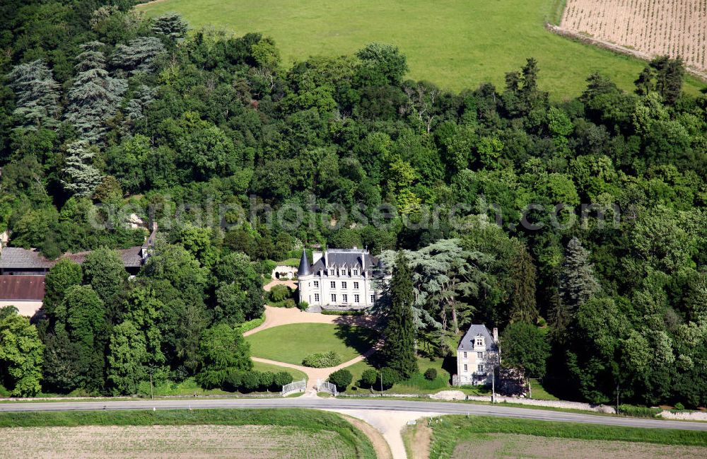 Moncé from the bird's eye view: Das Château de Moncé auf dem Gelände des ehemaligen Zisterzienserinnenklosters Moncé im kleinen Dorf Moncé im Loiretal im Departement Indre-et-Loire. Das Schloss wurde in der Mitte des neunzehnten Jahrhundert im Stil der Neo-Renaissance von Charles Alphonse de Sain de Bois-le-Comte erbaut. Es befindet sich in Privatbesitz und kann nicht besichtigt werden. The Château de Moncé in the villiage Moncé in the Departement Indre-et-Loire.