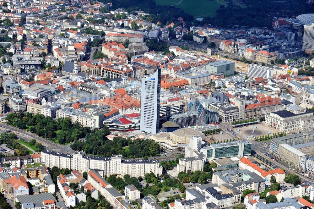 Aerial photograph Leipzig - Das City-Hochhaus am Augustusplatz im Zentrum von Leipzig. Es ist das höchste Gebäude Leipzigs und beherbergt unter an derem ein Panorama Restaurant und die Zentrale des Mitteldeutschen Rundfunks MDR. The City highrise at the Augustusplatz in the center of Leipzig.