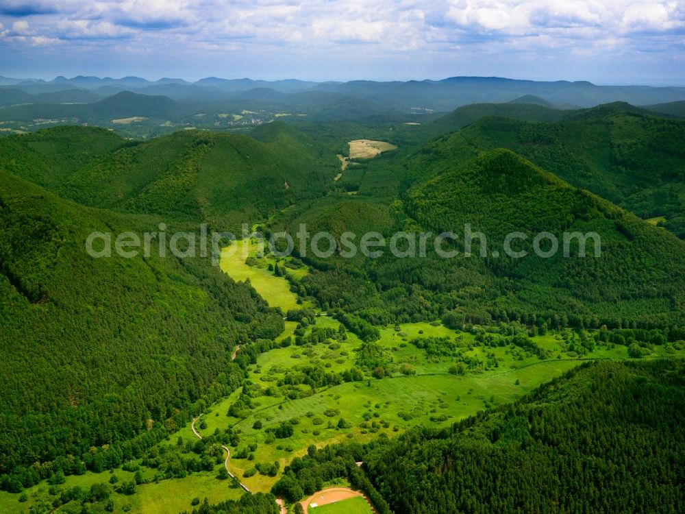 Dahn from the bird's eye view: The Dahn Rockland in the county of Südwestpfalz in the state of Rhineland-Palatinate. County capital is the city of Dahn. The region belongs to the Southern Palatinate Forest, characterised by hills, woods and the name-giving rocks. It is a favoured tourist site because of its various ruins, castles and rock climbing facilities