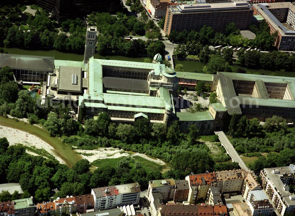 MÜNCHEN from above - Das Deutsche Museum (offizieller Name: Deutsches Museum von Meisterwerken der Naturwissenschaft und Technik) in München ist mit ca. 28.000 ausgestellten Objekten aus rund 50 Bereichen der Naturwissenschaften und der Technik das größte naturwissenschaftlich-technische Museum der Welt. Der umfangreiche Bestand an wertvollen technischen und naturwissenschaftlichen Originalexponaten wird jährlich von ca. 1,5 Millionen Menschen besucht.Seit Mitte der 1930er besteht das Museum hauptsächlich aus drei Bauten, die nacheinan der fertiggestellt wurden. Der Sammlungsbau befindet sich, isaraufwärts betrachtet, auf der hinteren Hälfte der Museumsinsel, zwischen Bosch- und Zenneckbrücke sowie Corneliusbrücke. Bestandteil des Sammlungsbaus ist die große Eisenbahnhalle. Richtung Ludwigsbrücke schließt sich die 1932 fertiggestellte Bibliothek an; vor dieser wiederum wurde 1935 die Kongresshalle fertiggestellt. Die Kongresshalle wird größtenteils nicht vom Museum genutzt. Sie dient zumeist als Ausstellungs- und Veranstaltungsraum.