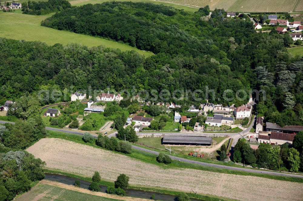 Aerial photograph Moncé - Das kleine Dorf Moncé auf dem Gebiet des ehemaligen Zisterzienserinnenklosters Moncé im Loiretal im Departement Indre-et-Loire. The villiage Moncé in the Departement Indre-et-Loire.