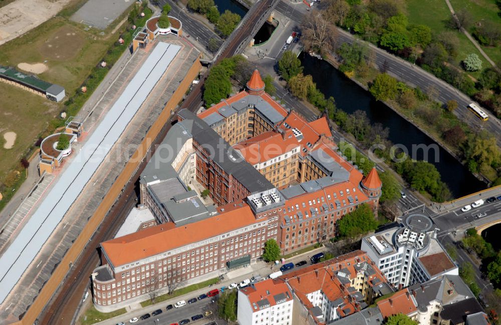 Aerial photograph Berlin - Das ehemalige Dienstgebäude der Königlichen Eisenbahndirektion Berlin an der Schöneberger Straße in Berlin-Kreuzberg. Heute ist das Gebäude unter an derem der Hauptsitz der Bombardier Transportation Holding Germany GmbH. The former public office building of the royal railway administration Berlin at the Schoeneberger Strasse in Berlin-Kreuzberg.