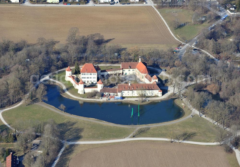 Aerial image München-Obermenzing - Das ehemalige Jagdschloss Blutenburg an der Pippinger Straße in München-Obermenzing. Heute befindet sich hier u.a. die Internationale Jugendbibliothek (IJB) mit verschiedenen Mussen wie z.B. dem Erich-Kästner-Zimmer und dem Ottfried-Preußler-Archiv. The former hunting château Blutenburg at the Pippinger Strasse in Munich-Obermenzing.