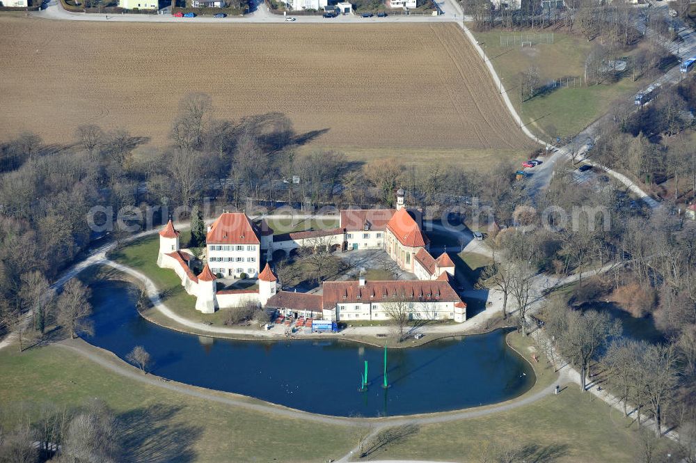 Aerial photograph München-Obermenzing - Das ehemalige Jagdschloss Blutenburg an der Pippinger Straße in München-Obermenzing. Heute befindet sich hier u.a. die Internationale Jugendbibliothek (IJB) mit verschiedenen Mussen wie z.B. dem Erich-Kästner-Zimmer und dem Ottfried-Preußler-Archiv. The former hunting château Blutenburg at the Pippinger Strasse in Munich-Obermenzing.