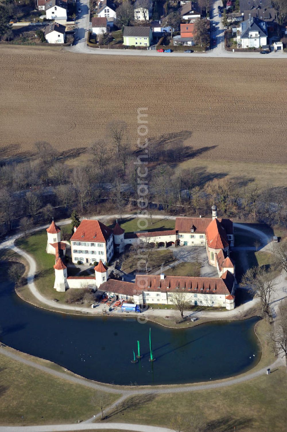 München-Obermenzing from above - Das ehemalige Jagdschloss Blutenburg an der Pippinger Straße in München-Obermenzing. Heute befindet sich hier u.a. die Internationale Jugendbibliothek (IJB) mit verschiedenen Mussen wie z.B. dem Erich-Kästner-Zimmer und dem Ottfried-Preußler-Archiv. The former hunting château Blutenburg at the Pippinger Strasse in Munich-Obermenzing.